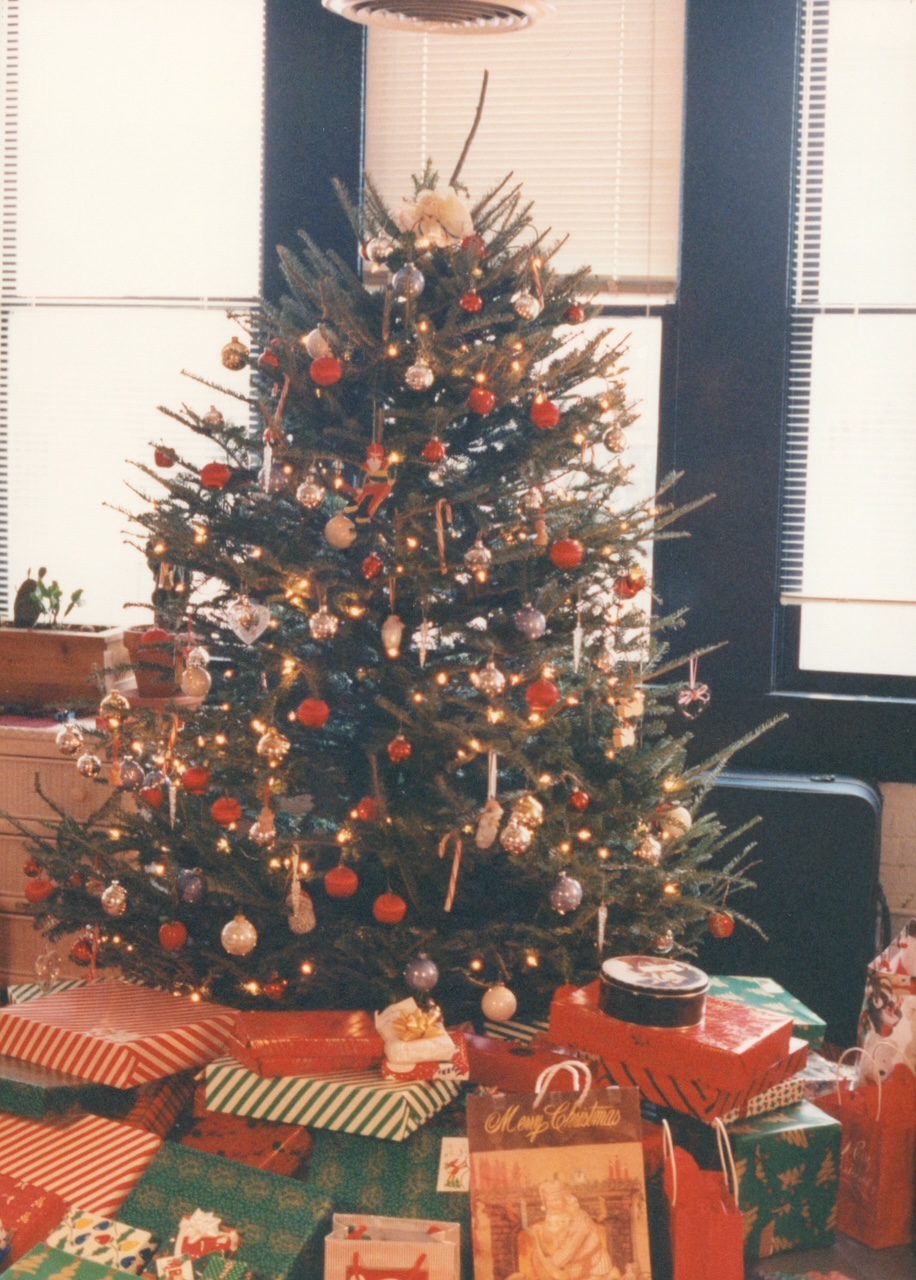 Nomading: T-Minus 76 Weeks. Intentional Gifting – Downsizing During the Holidays